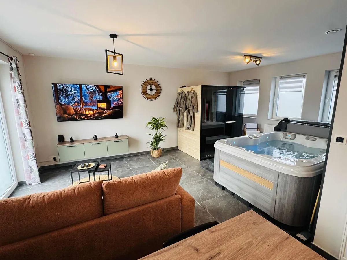 Espace bien-être avec jacuzzi et sauna privatif combiné (traditionnel & infrarouge) du Cocon de Pernelle