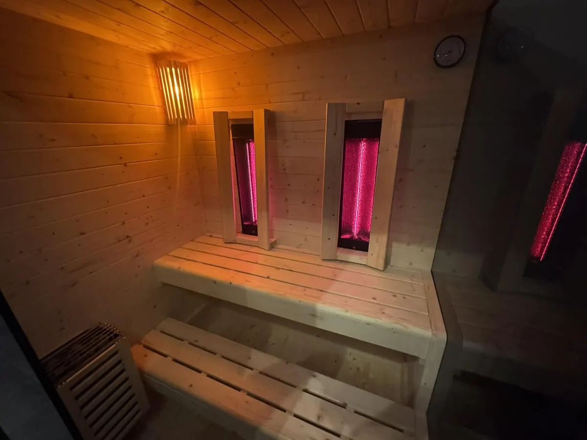 Sauna privatif combiné traditionnel et infrarouge du Cocon de Pernelle, gîte bien-être en Wallonie